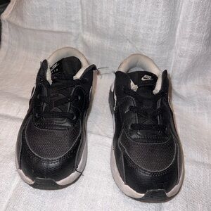 Nike Black Sneakers Versatile Athletic Design